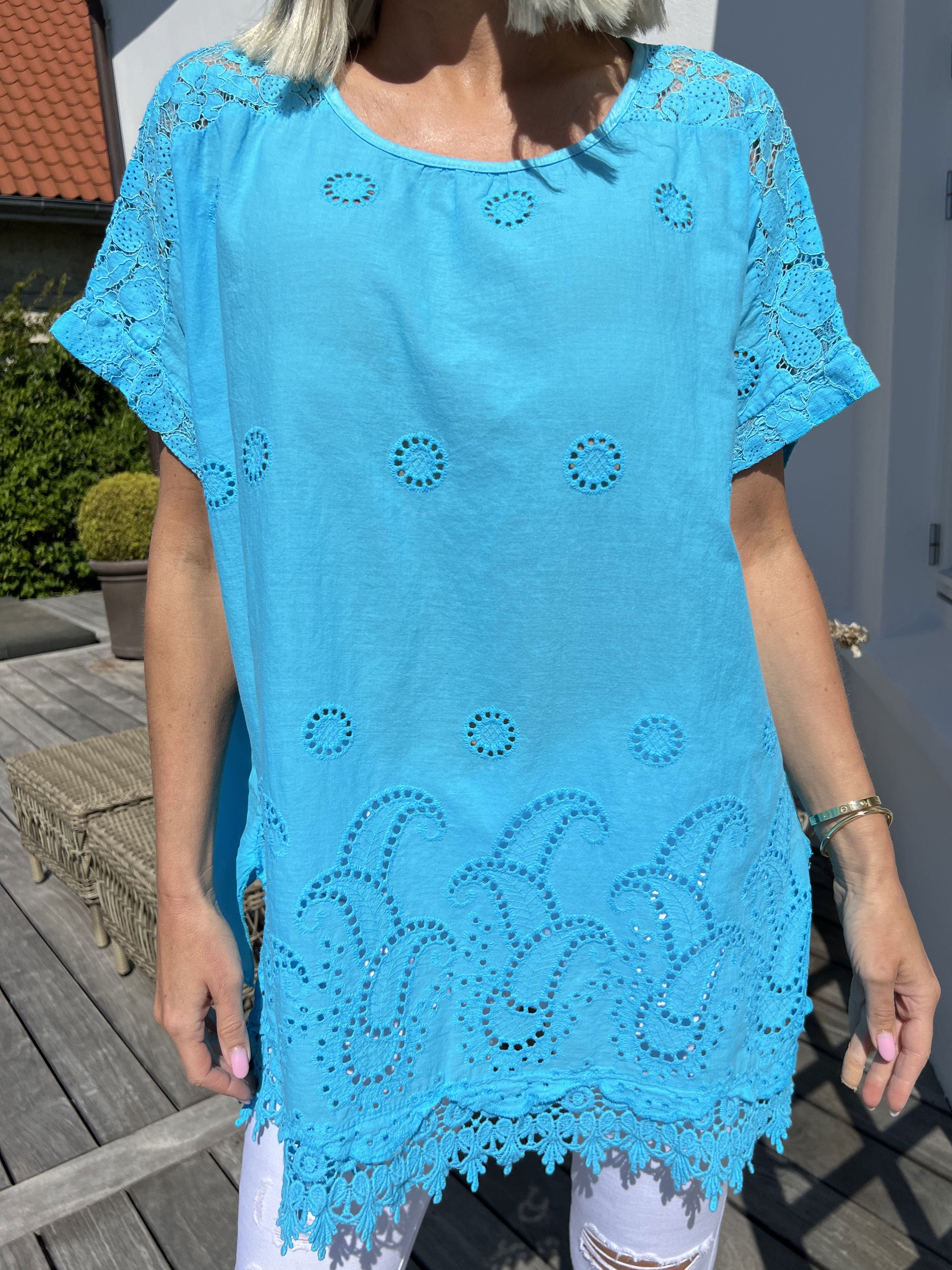 Inna - Sød top med blonder og broderi anglaise